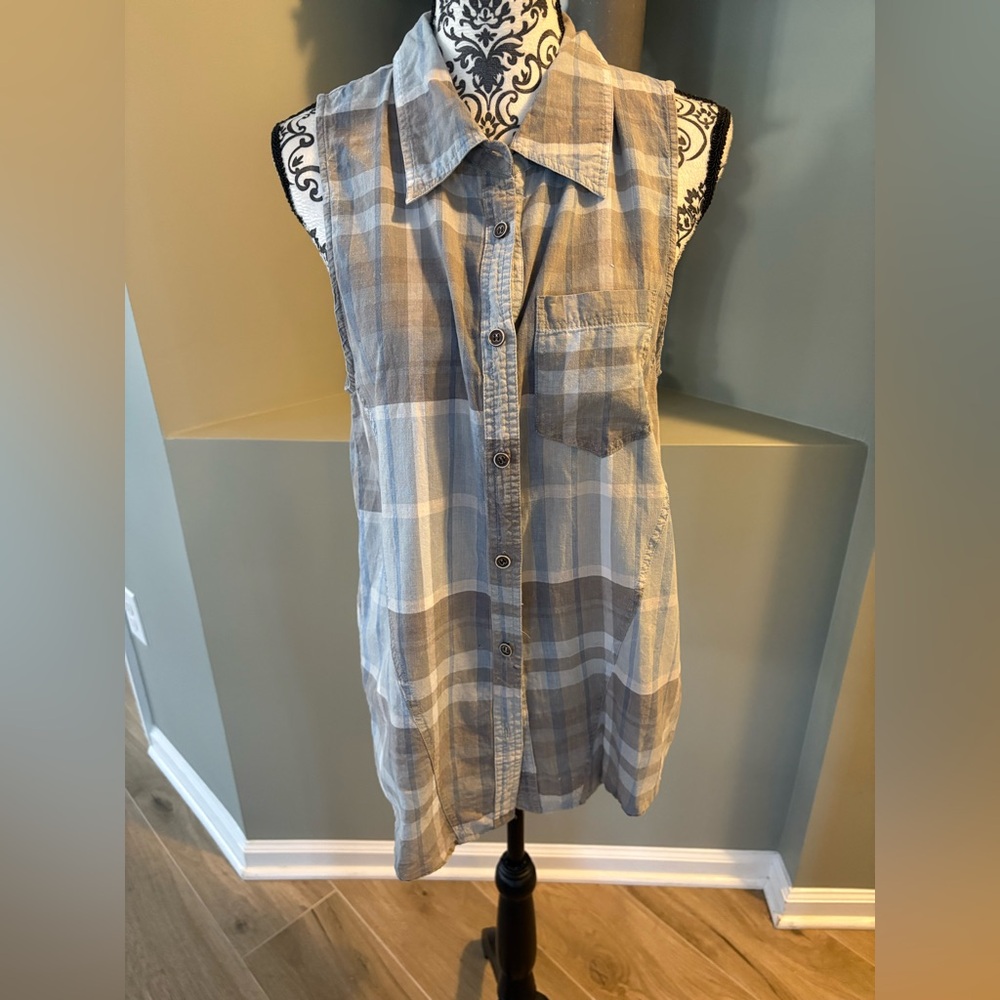 Sleeveless Plaid Button-Up Shirt size large